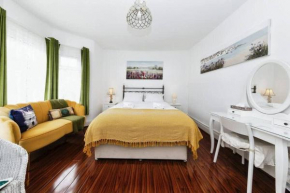 Your Chic 3BR Home Comfort and Style in London